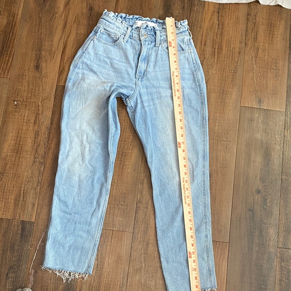 Hollister Light Wash Curvy High-Rise Mom Jeans - Picture 9 of 11